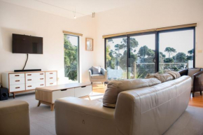 Retreat by the River - Views Wi-fi & Parking